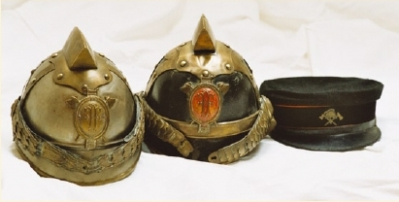 Die ersten Helme unseres Hauptmannes, seines Stellvertreters und die Maschinistenkappe